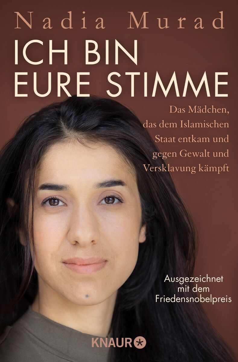 Das Cover des Buches 'Ich bin Eure Stimme' von Nadia Murad zeigt ein Porträt der Autorin vor einem braunen Hintergrund. Der Text beschreibt, dass Nadia Murad dem Islamischen Staat entkam und gegen Gewalt und Versklavung kämpft. Es wird auch erwähnt, dass sie mit dem Friedensnobelpreis ausgezeichnet wurde.