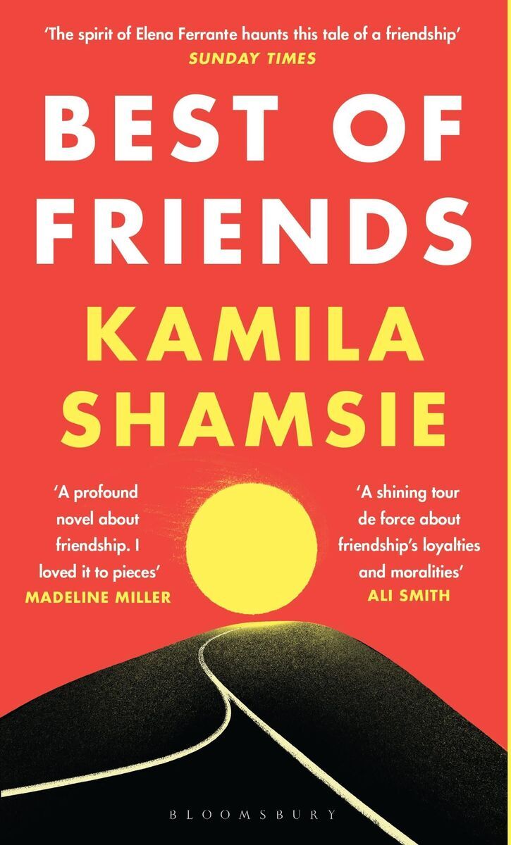 Das Cover des Buches 'Best of Friends' von Kamila Shamsie zeigt einen roten Hintergrund mit gelben und weißen Schriftzügen. Eine schwarz-gelbe Straße führt vor einem gelben Sonnenuntergang ins Unendliche. Das Cover enthält Zitate von Madeline Miller und Ali Smith. Veröffentlicht von Bloomsbury.