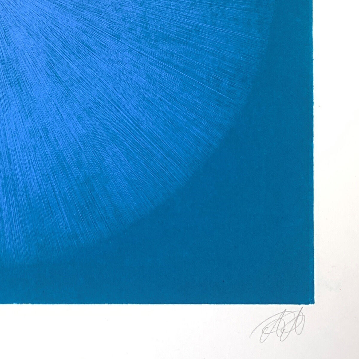 Abstrakte Kunst mit einem blauen, stacheligen Kreis im Zentrum, platziert auf einem türkisfarbenen Hintergrund. Die Struktur der Kreiselemente erzeugt einen dynamischen visuellen Effekt.