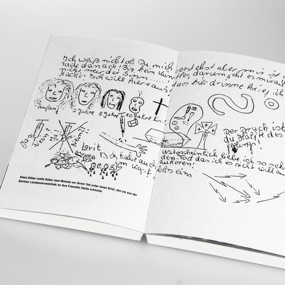 Ein aufgeschlagenes Buch mit handgeschriebenen Notizen, Skizzen und Illustrationen. Der Titel des Buches lautet 'Wir Kinder vom Bahnhof Zoo'.