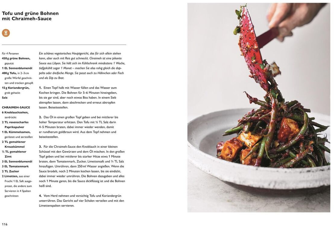 Das Bild zeigt eine Doppelseite aus dem Kochbuch 'Ottolenghi, Yotam: Simple. Das Kochbuch'. Auf der linken Seite befindet sich ein Rezept für Tofu und grüne Bohnen mit Charmehla-Sauce. Auf der rechten Seite ist das fertige Gericht auf einem weißen Teller abgebildet. Das Essen ist bunt mit grünen Bohnen, roten Würzen und braunem Tofu.