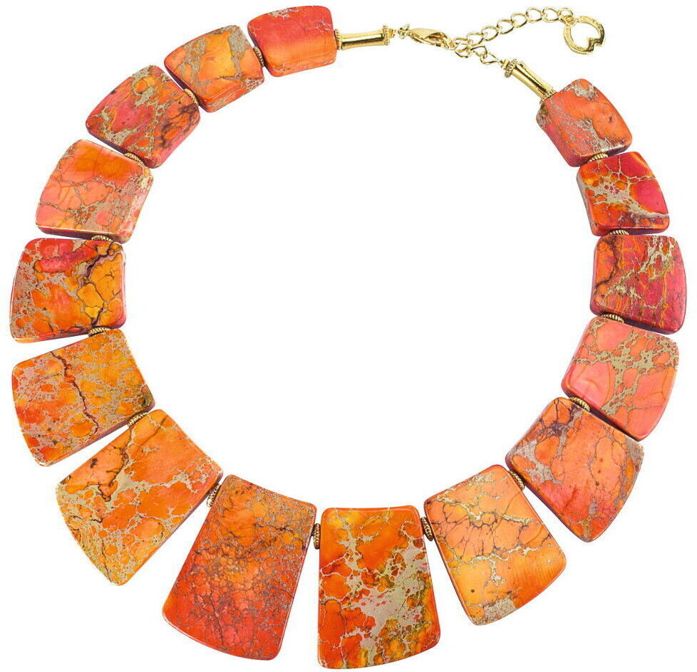 Leuchtend orange-rotes Collier von Petra Waszak, bestehend aus unregelmäßigen, rechteckigen Steinen mit goldenen Akzenten und einem goldfarbenen Verschluss.