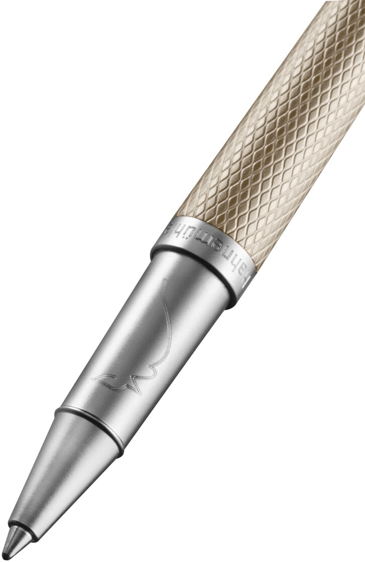 Nahaufnahme eines hochwertigen Rollerballs in der »Slim Edition«. Der Stift hat ein elegantes Design mit einer silbernen und goldfarbenen Metalloberfläche und einer feinen Spitze.