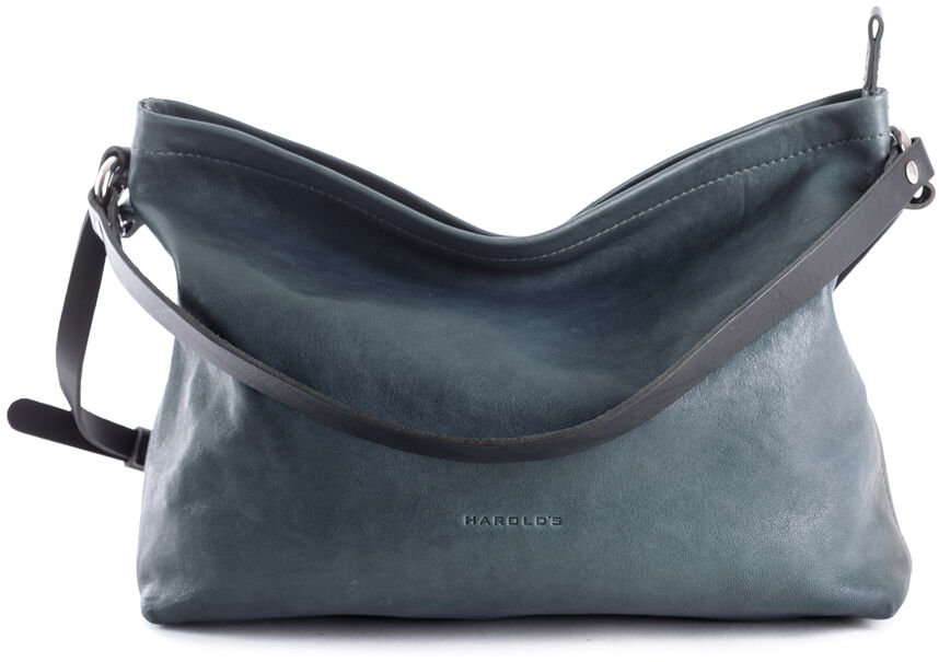 Eine modische Tasche aus hochwertigem Leder in einem eleganten Blau-Grau-Ton. Die Tasche verfügt über einen schwarzen Trageriemen und eine praktische Form, ideal für den täglichen Gebrauch und besondere Anlässe.
