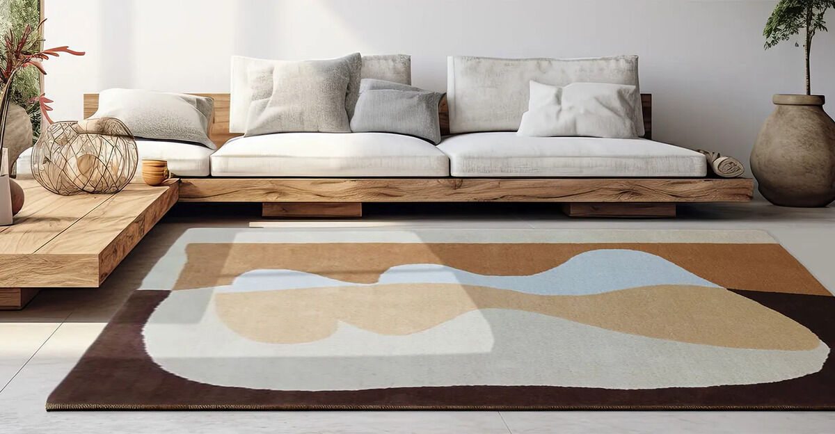 Moderner Teppich 'Narcisse Ochre' (160 x 230 cm) mit abstraktem Muster in Ocker, Braun, Beige, Hellblau und Weiß. Der Teppich liegt im hellen Wohnzimmer vor einem Sofa aus Holz und hellen Kissen, umgeben von minimalistischer Einrichtung und natürlichen Akzenten. Ideal für moderne, gemütliche Wohnräume.