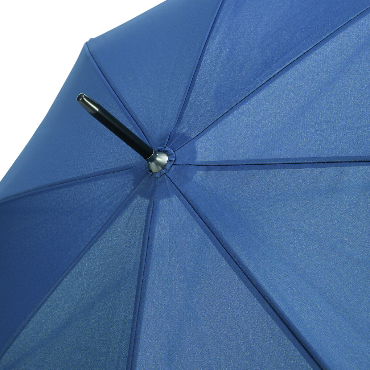 Ein blauer Regenschirm mit dem Namen 'Die ZEIT'.