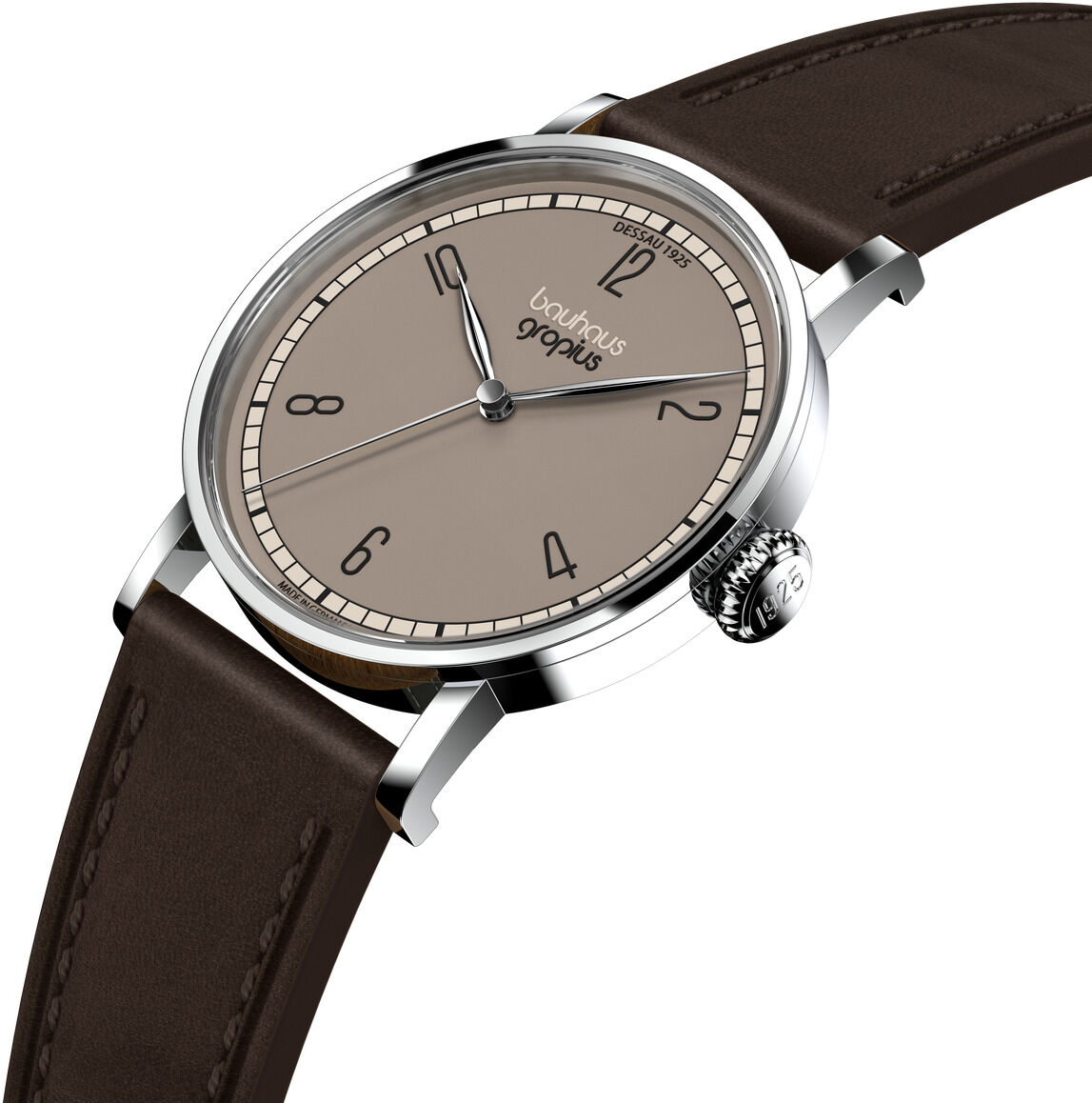 Die ZEIT-Sonderedition Uhr »Frauen am Bauhaus« von Walter Gropius zeigt ein roségraues Zifferblatt mit schwarzer Mikro-Typografie und feinen Indizes. Das polierte Edelstahlgehäuse, dunkelbraune Lederarmband und der markante Kronenschutz vermitteln schlichte Bauhaus-Eleganz.