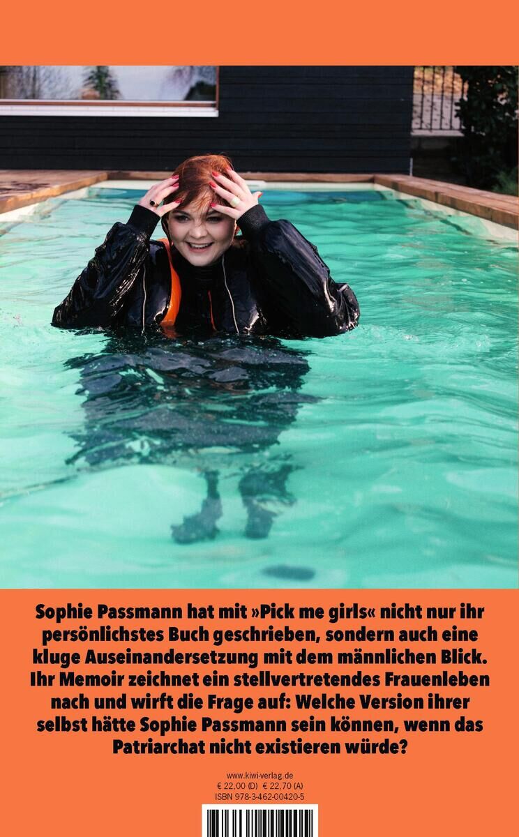 Sophie Passmann hält sich lachend den Kopf während sie in einem türkisfarbenen Pool steht. Darunter ist ein Text über ihr Buch 'Pick me Girls' abgebildet.