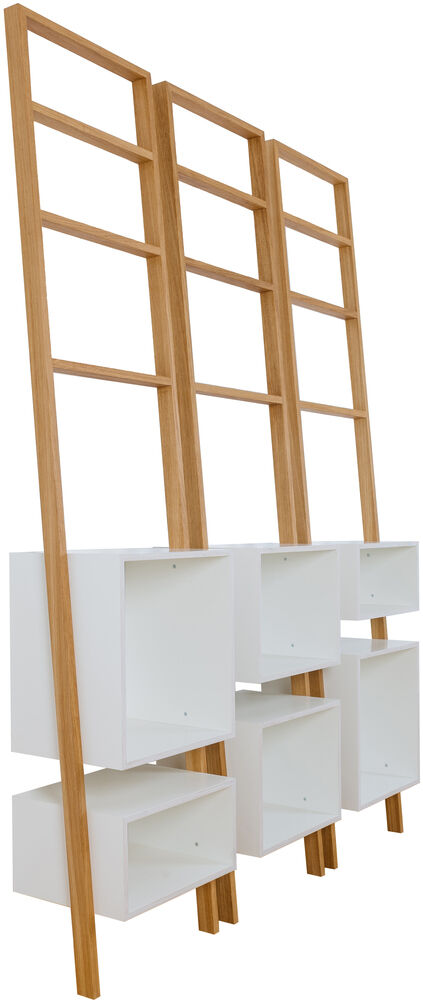 Leiterregal »brecht« aus Holz und weiße Regalböden. Drei Regale sind an einer Holzstruktur befestigt. Jedes Regal verfügt über eine Schublade. Modernes und minimalistisches Design.