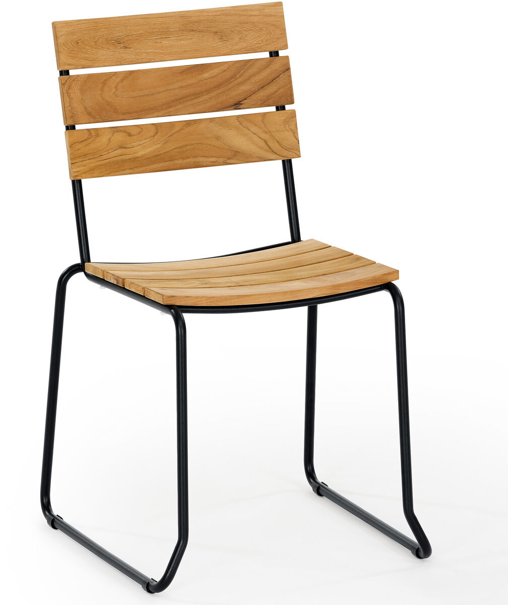 Stuhl »BALCONY« von WEISHÄUPL mit Sitzfläche und Rückenlehne aus hellbraunem Teakholz und Gestell aus schwarzem, leichtem Edelstahl. Der Stuhl ist modern, stapelbar und für den Außenbereich wie Balkon, Terrasse oder Garten geeignet, freistehend auf weißem Hintergrund.