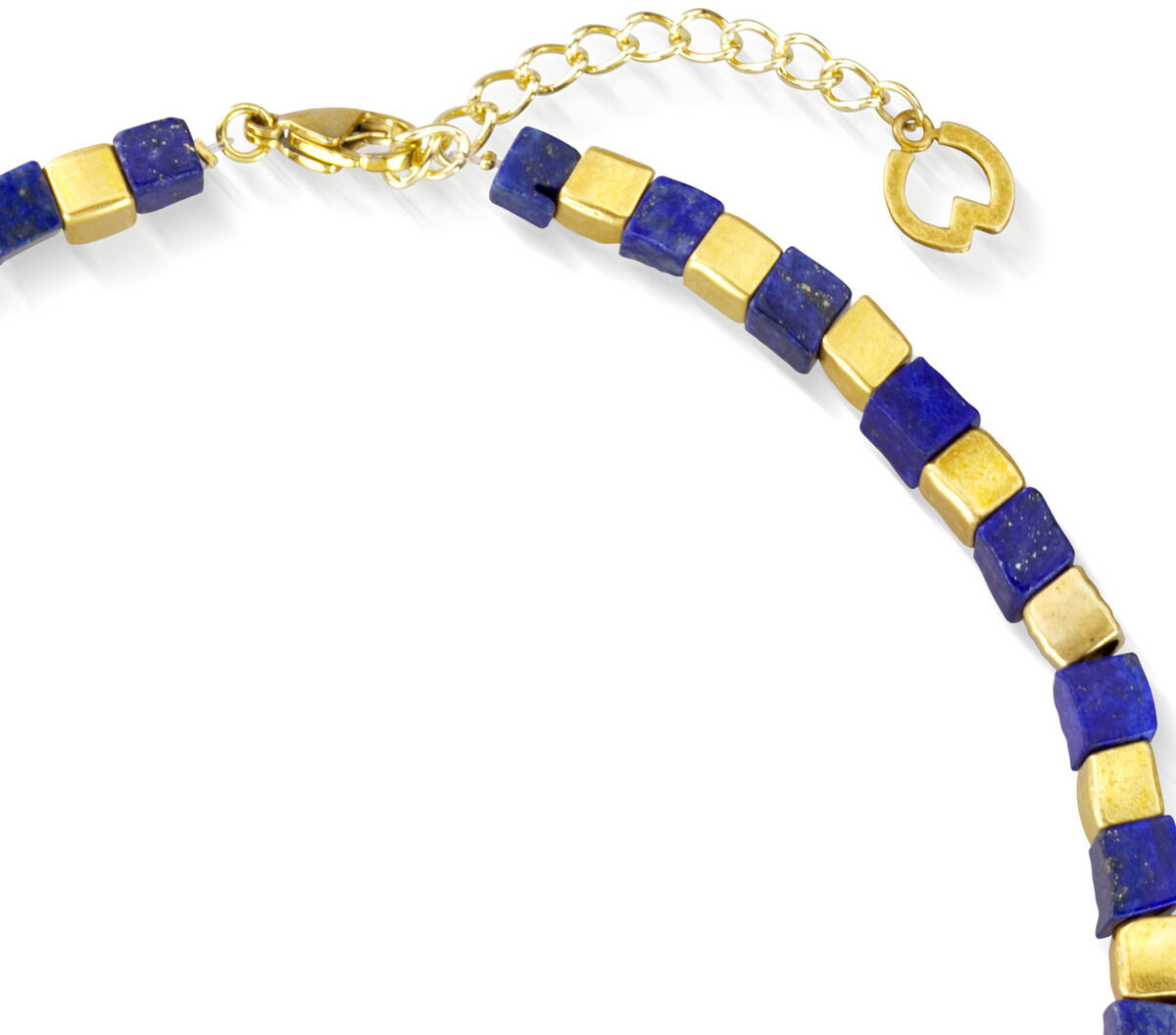 Auf weißem Hintergrund liegt das Collier »Alsterlicht« von Petra Waszak kreisförmig. Kleine, leicht unregelmäßige tiefblaue Lapislazuli-Würfel wechseln sich mit glänzenden, 24-karätig vergoldeten Messingwürfeln ab. Oben sind ein goldfarbener Karabinerverschluss und eine feine Verlängerungskette mit rundem Endring sichtbar.