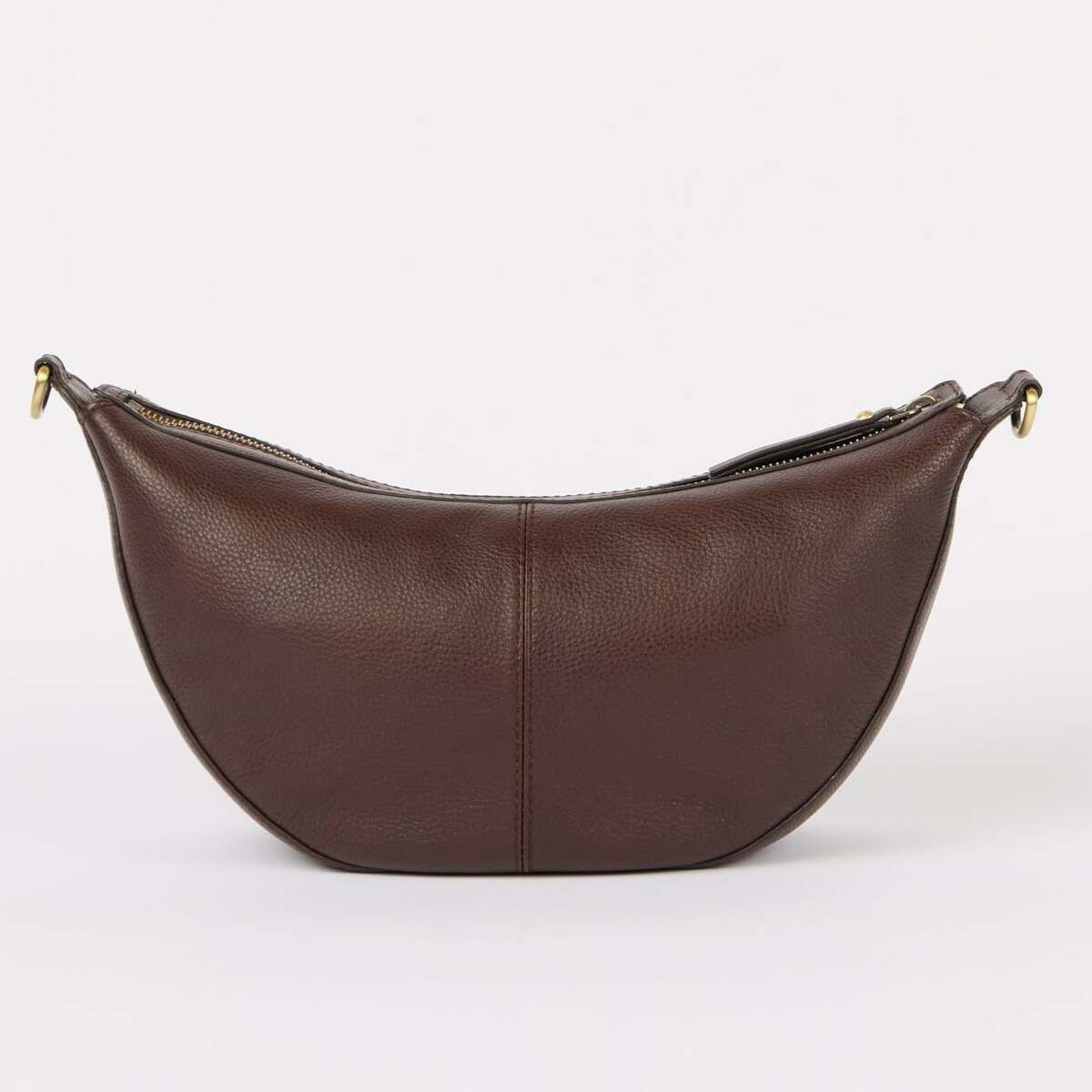 Abgebildet ist die Tasche »Leo« in dunkelbrauner Lederoptik. Die Tasche hat eine halbmondförmige Silhouette und einen minimalistischen, eleganten Look. Sie verfügt über einen Reißverschluss oben und dezente Schlaufendetails an beiden Seiten. Das Design eignet sich sowohl für den Alltag als auch für besondere Anlässe.