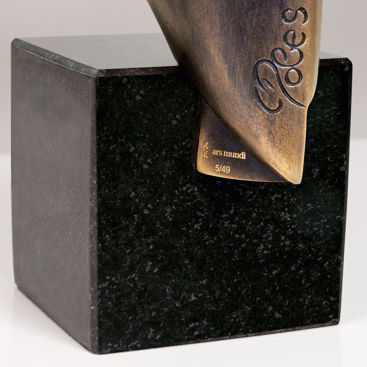 Eine Bronzeskulptur namens 'Vogel der Nacht' von Cordula Dobes, präsentiert auf einem schwarzen, kubischen Sockel mit goldenen Akzenten und der Aufschrift 'ars mundi'.