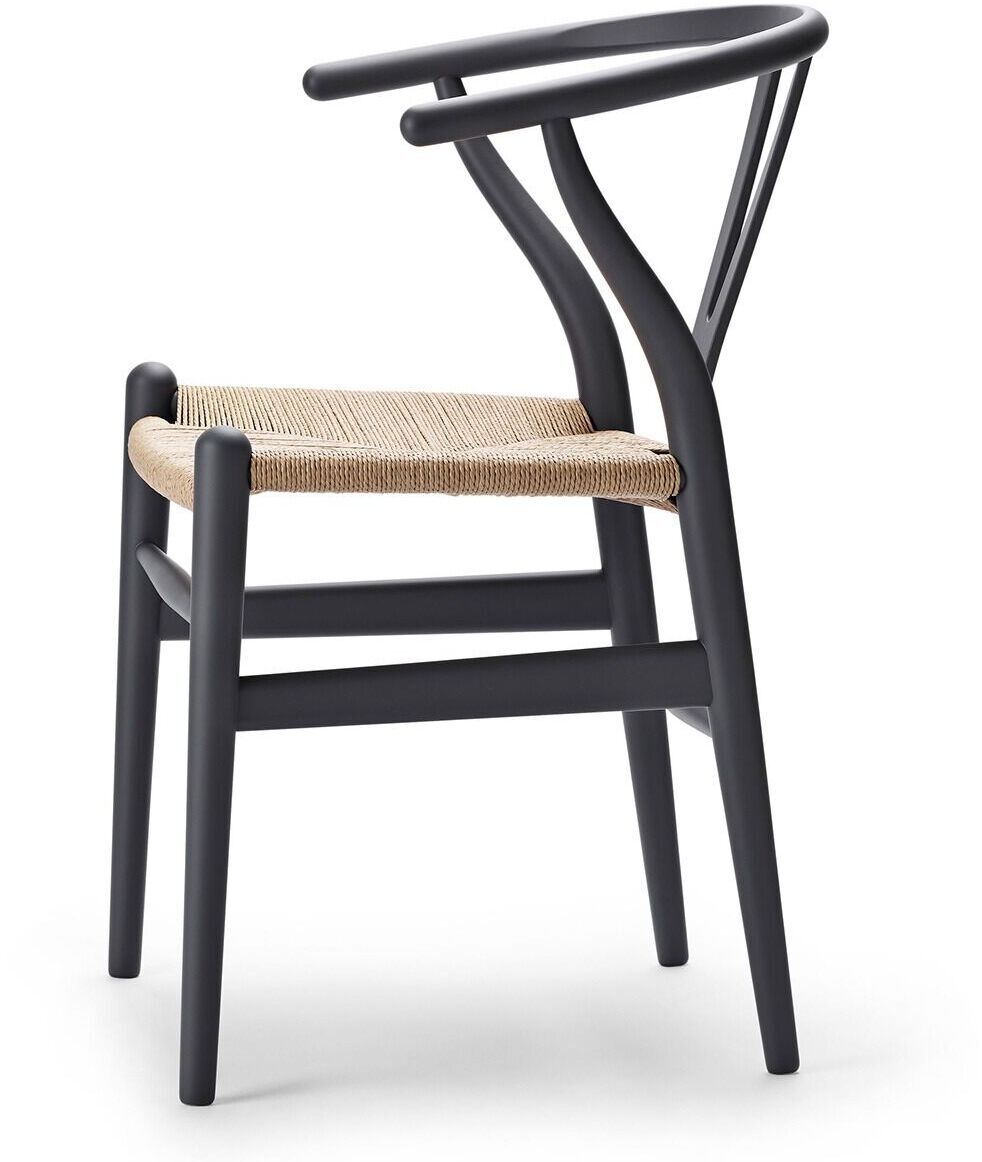 Sonderedition „Stuhl CH24 Soft“ von Carl Hansen. Ein moderner Holzstuhl mit schwarzem Gestell und naturfarbenem Sitz. Ergonomisches und minimalistisches Design, geeignet für Esszimmer und Wohnzimmer.