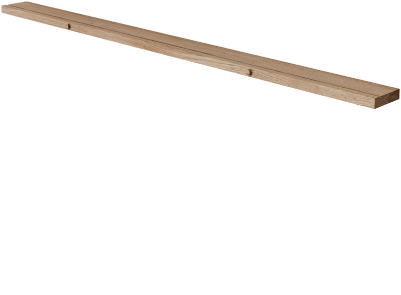 Ein langes Regal aus Eichenholz, das an der Wand montiert werden kann. Es hat eine glatte Oberfläche und ein minimalistisches Design, perfekt für Bücher oder Dekorationen.