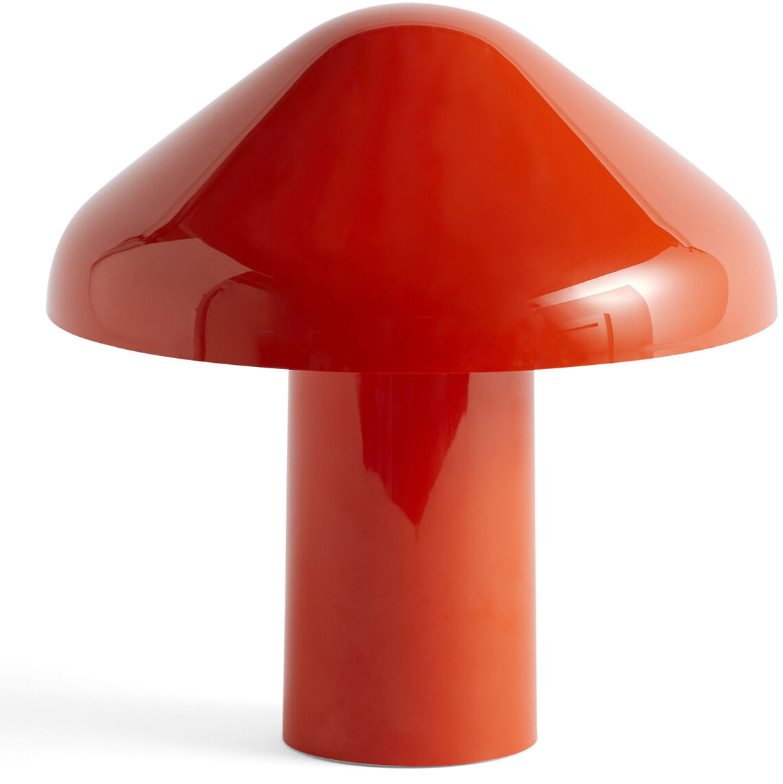 Die tragbare Lampe 'Pao' in einer minimalistischen mushroom-ähnlichen Form, dargestellt in einem kräftigen Rotton mit weißem Hintergrund.