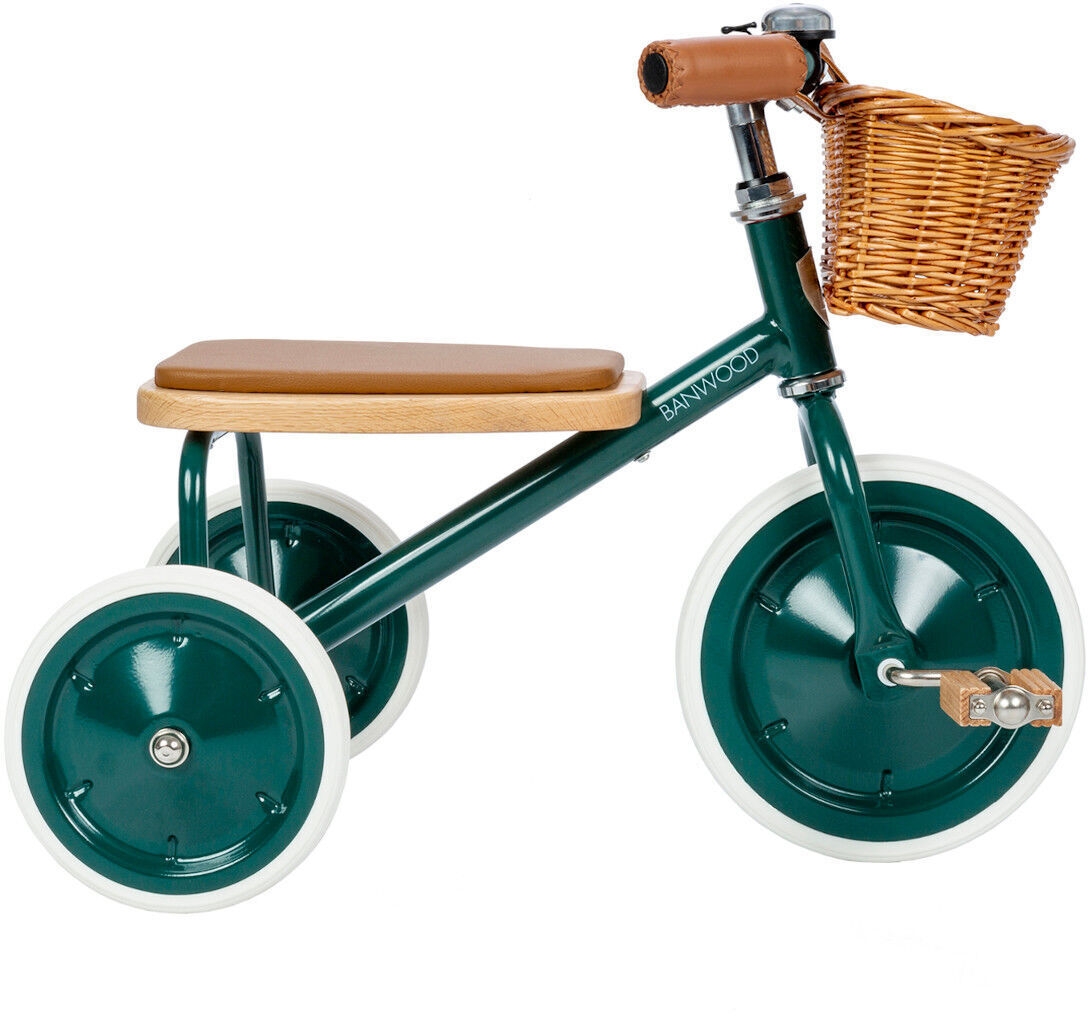 Ein Retro-Dreirad für Kinder mit einem grünen Rahmen, braunem Sitz, und einem geflochtenen Holzkorb vorne. Die Felgen sind grün mit weißen Reifen, und es hat braune Griffe und Pedale.