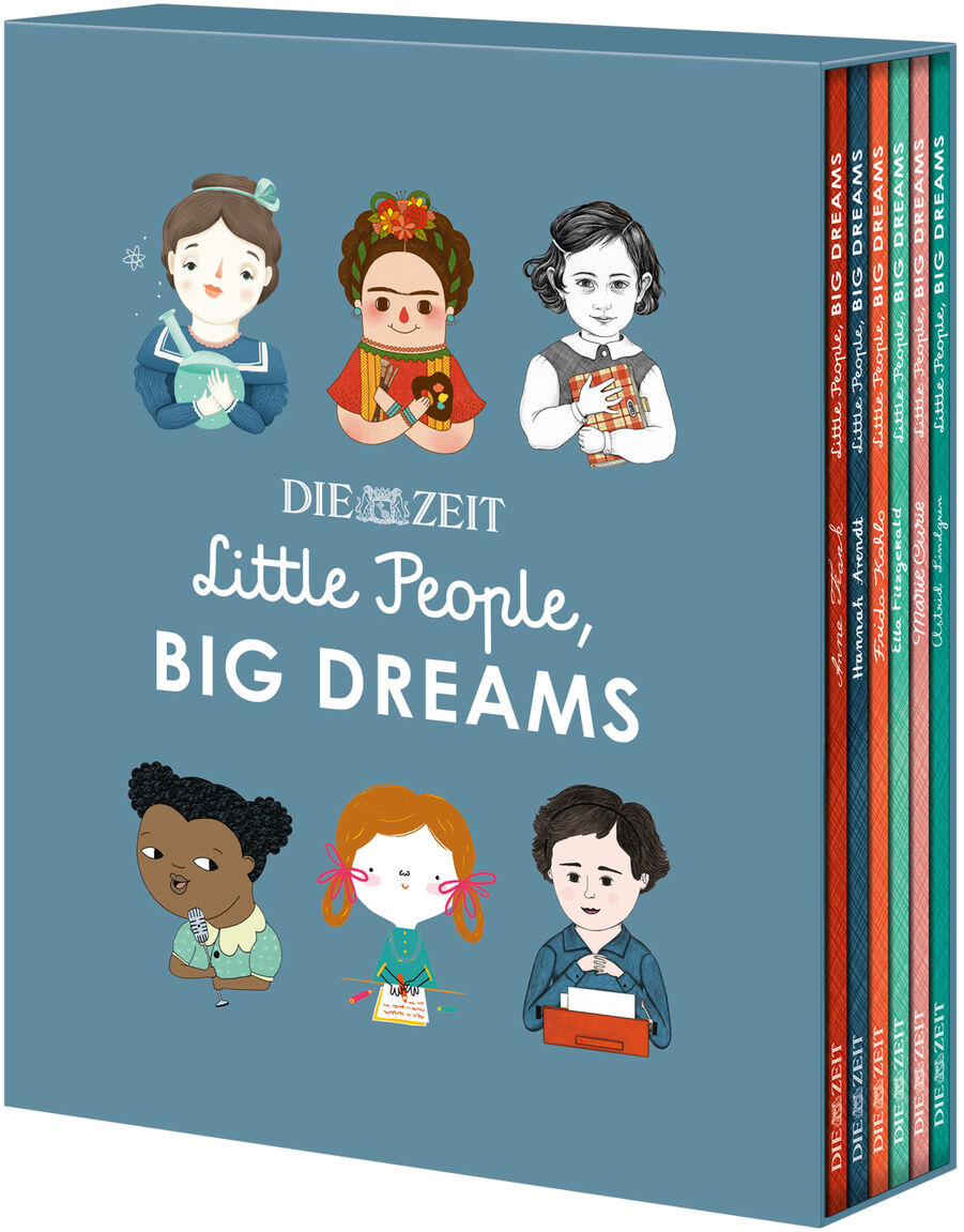 Das Bild zeigt die ZEIT-Edition »Little People, Big Dreams«. Diese Buchkollektion aus vier Bänden wird in einer blauen Box präsentiert. Darauf sind Illustrationen historischer Figuren wie Frida Kahlo und Mahatma Gandhi zu sehen.