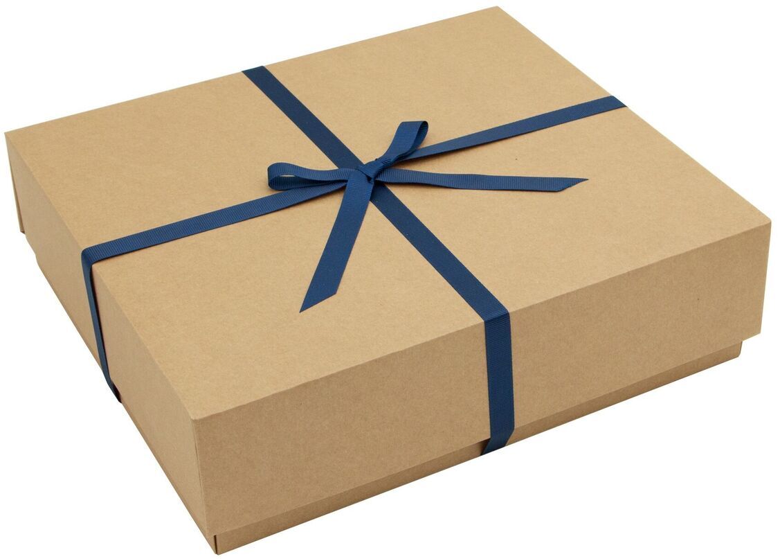 Braune Geschenkbox mit blauem Band, enthält ein Set Musikinstrumente für Kinder.