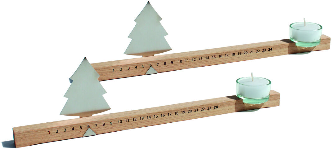 Ein minimalistischer Adventskalender in Form einer länglichen Holzleiste mit eingravierten Zahlen von 1 bis 24. Am Ende der Leiste befinden sich Kerzenhalter für Teelichter und Tannenbaum-Dekorationen aus weißem und grünem Material.