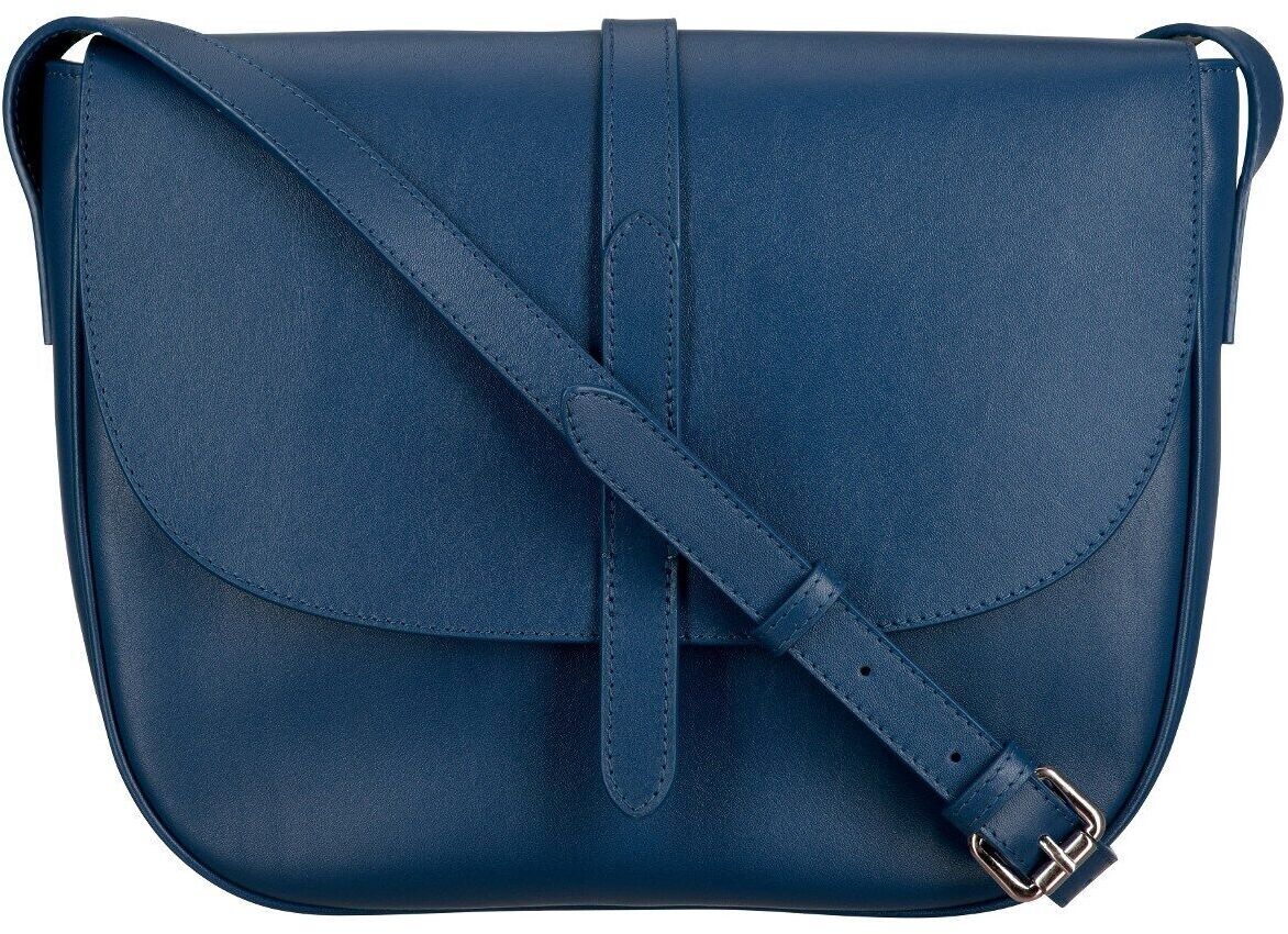 Eine blaue Leder-Umhängetasche mit verstellbarem Gurt und silberner Schnalle, Modell »Saddle Bag Femme«.