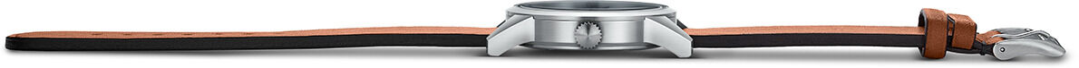 Seitenansicht einer minimalistischen Armbanduhr mit einem braunen Lederarmband, silbernem Gehäuse und weißem Zifferblatt. Das schlichte und elegante Design macht sie zu einem zeitlosen Modestück.