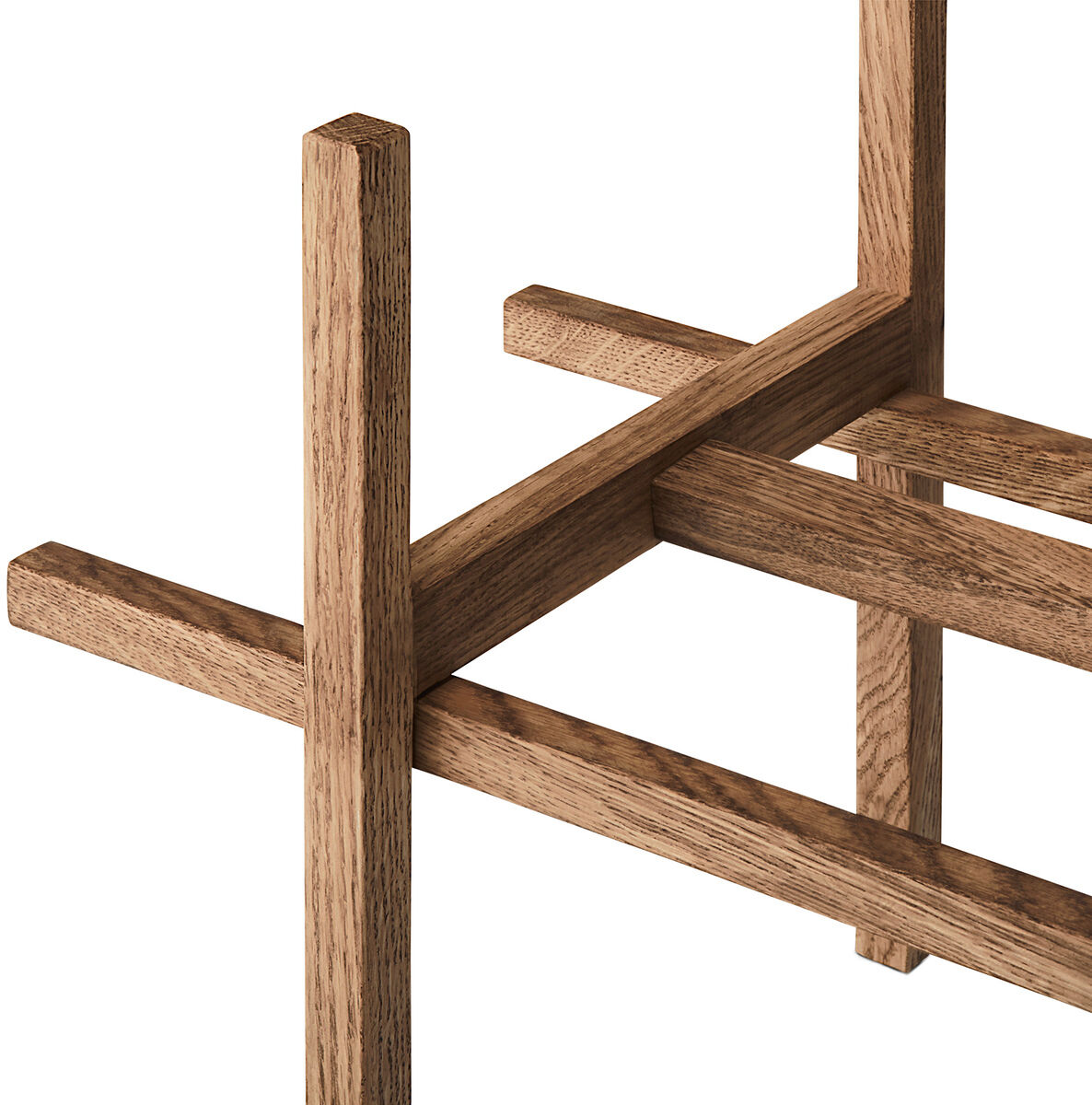 Ein modularer Holzständer namens »StandWIDE«, dargestellt in einem minimalistischen Design. Der Ständer hat eine natürliche Holzoptik und besteht aus mehreren Holzstücken, die ineinandergreifen.