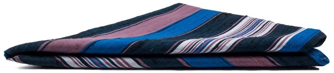 Ein gefaltetes Handtuch mit Streifenmuster in verschiedenen Farben, darunter Blau, Lila, Schwarz, Weiß und Rosa.