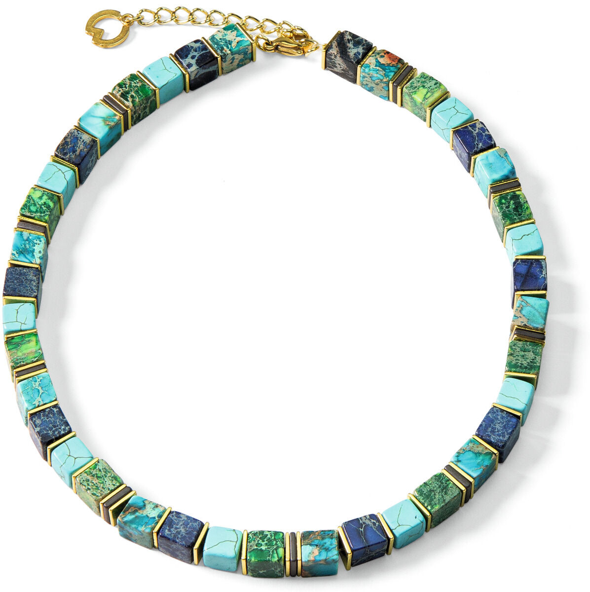 Das Bild zeigt das Collier "Blue Star" von Petra Waszak. Die Halskette besteht aus abwechselnd angeordneten blauen, weißen und goldfarbenen Perlen, dazwischen silberne zierliche Metallelemente. Das Schmuckstück reflektiert Licht und wirkt hochwertig sowie künstlerisch gestaltet, ideal als elegantes Accessoire.