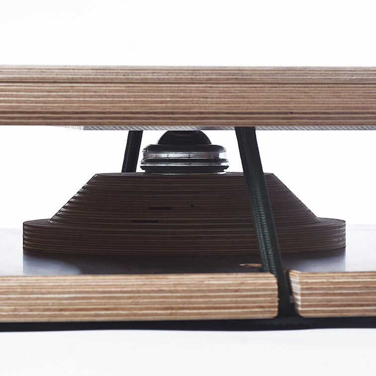 Ein Sensoboard aus Holz und Metall, ideal für Balance-Training und Fitnessübungen. Es besteht aus mehreren Schichten aus Sperrholz und besitzt eine mittige Metallverbindung, die für instabile Bewegung sorgt. Perfekt für sportlich Interessierte.