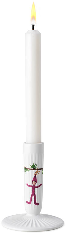 Kerzenständer »Hammershøi« aus weißem Porzellan mit einer angezündeten Stabkerze und einer weihnachtlichen Verzierung mit roten und grünen Akzenten.