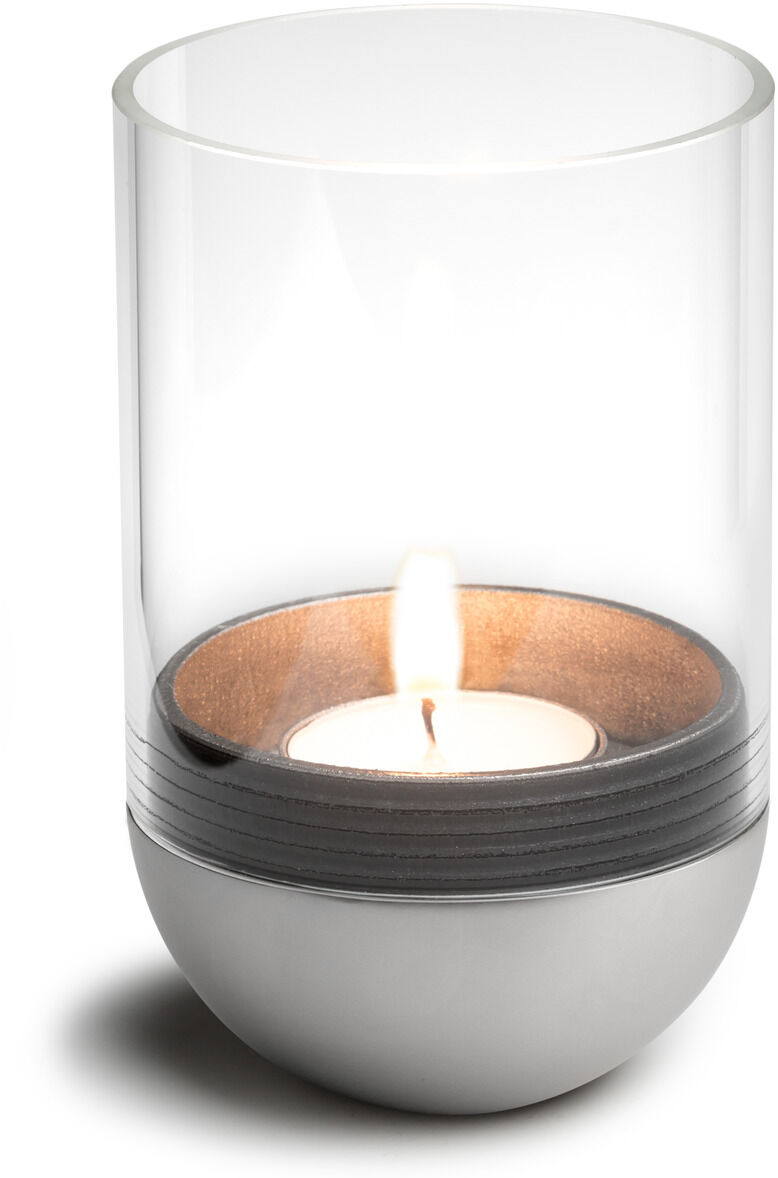 Ein moderner Teelichthalter mit einem transparenten Glaszylinder und einer Metallschale, in der ein Teelicht brennt. Das Design ist minimalistisch und passt zu verschiedenen Einrichtungsstilen.