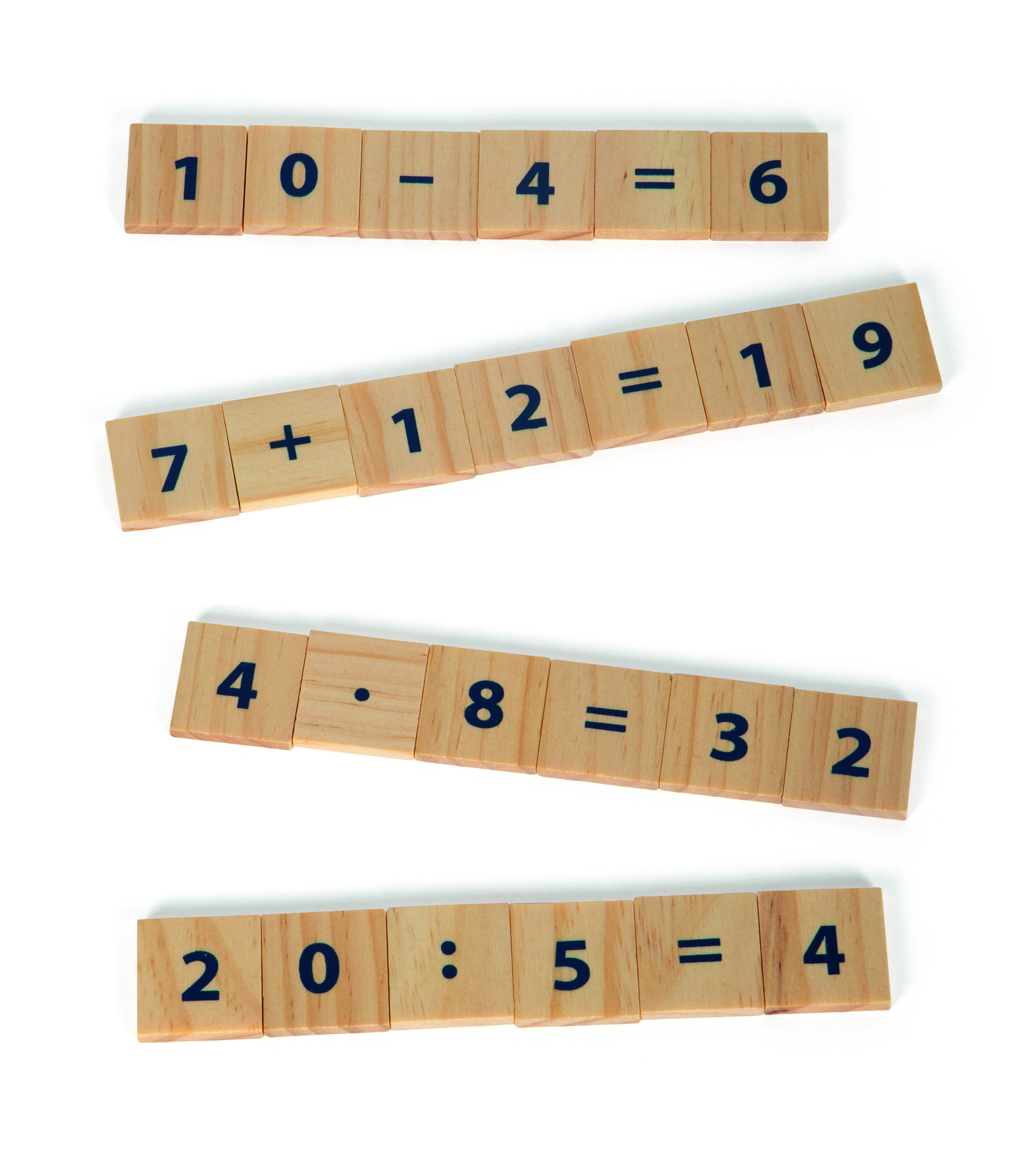 Abgebildet sind mehrere Rechenstäbchen aus Holz, auf denen mit schwarzer Schrift verschiedene mathematische Aufgaben und Lösungen stehen. Die Stäbchen sind in vier Reihen angeordnet und zeigen Additions-, Subtraktions-, Multiplikations- und Divisionsaufgaben. Das Holzspielzeug eignet sich für Kinder zum spielerischen Lernen von Mathematik.