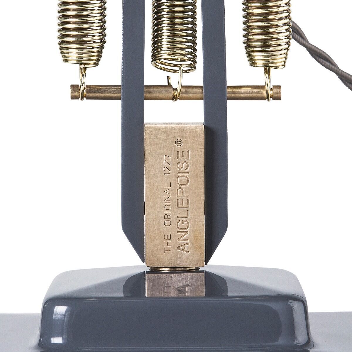 Nahaufnahme der Tischleuchte »Anglepoise Original 1227 Brass Desk Lamp« mit einem lackierten blauen Gehäuse und goldfarbenen Federn und Messingdetails.
