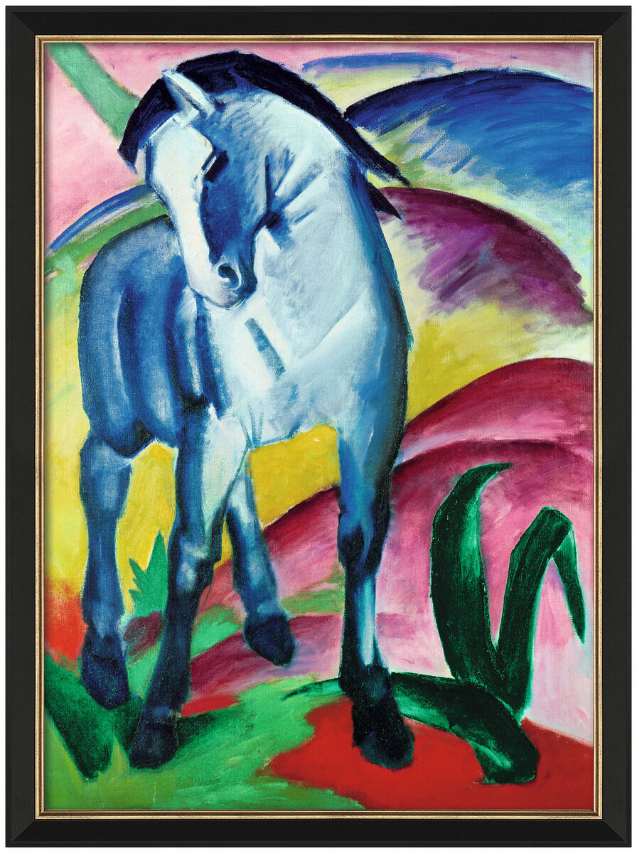 Ein Gemälde von Franz Marc mit dem Titel »Blaues Pferd I« aus dem Jahr 1911, das ein blaues Pferd in einer farbenfrohen, abstrakten Landschaft darstellt. Dominierende Farben sind Blau, Grün, Rot, Gelb und Violett.