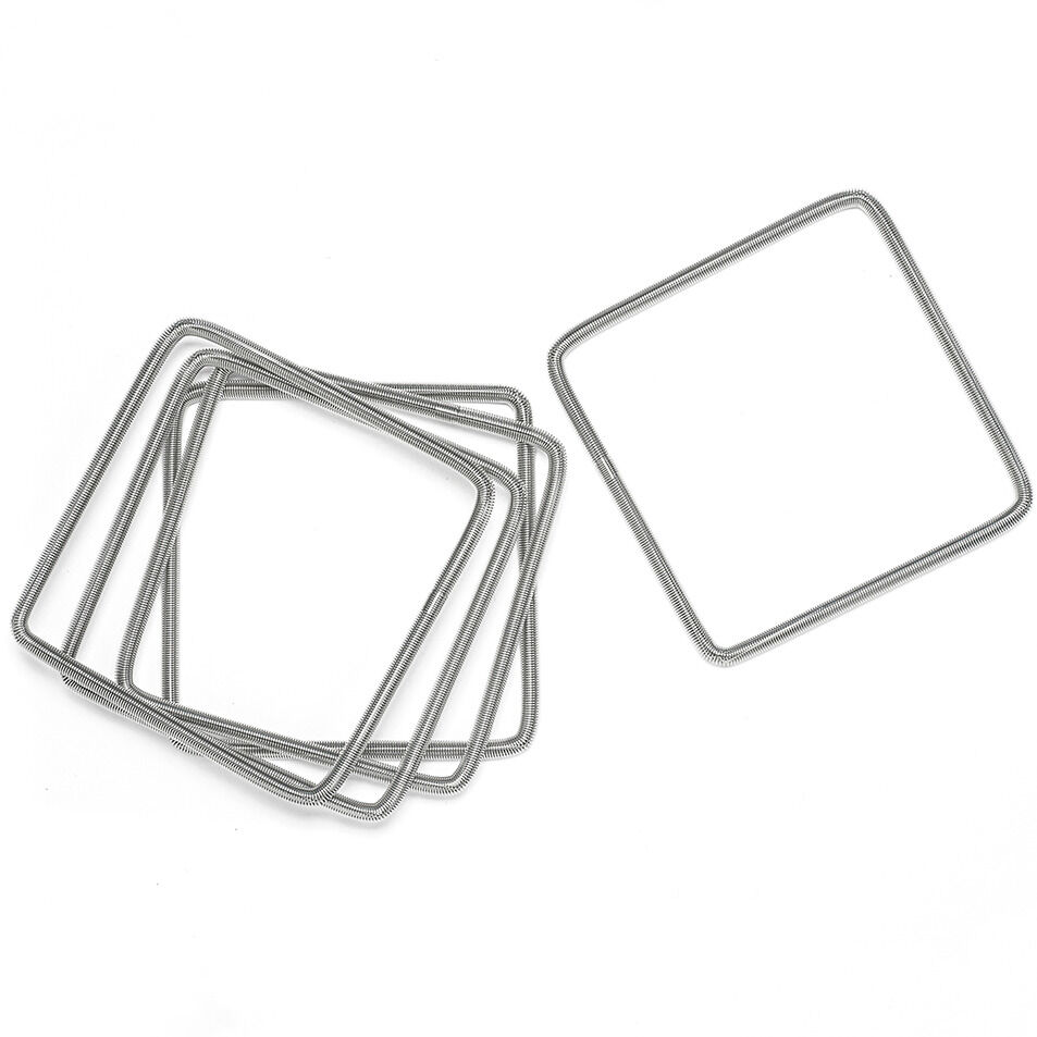 Ein silbernes Armband in quadratischer Form, bestehend aus mehreren dünnen quadratischen Rahmen, die übereinander gestapelt sind. Das Design ist minimalistisch und zeitlos.