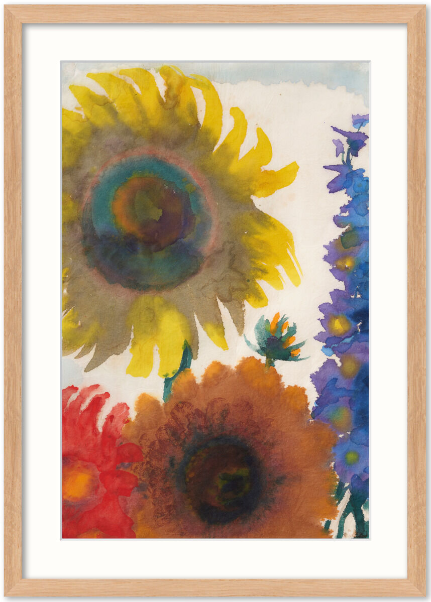 Ein Gemälde von Emil Nolde aus dem Jahr 1935, das Sonnenblumen und Rittersporn darstellt. Die leuchtenden gelben Sonnenblumen und die blauen sowie roten Blüten heben sich von dem hellen Hintergrund ab. Das Kunstwerk zeigt kräftige, lebendige Farben, die die Schönheit und Vielfalt eines Blumengartens betonen.