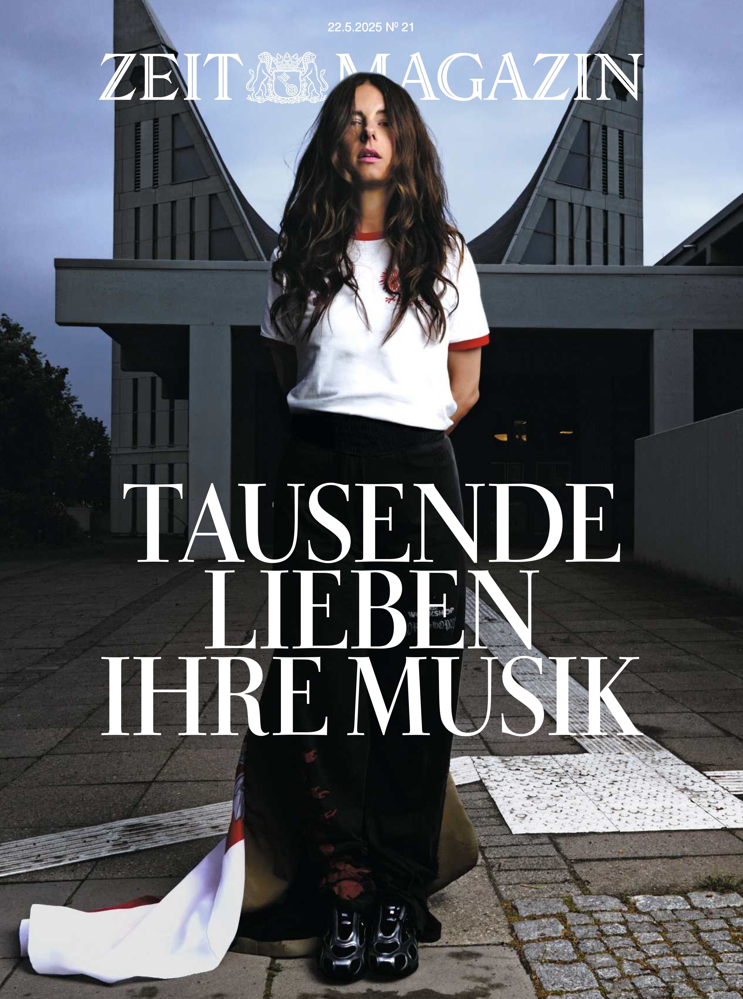 Titelblatt des ZEIT Magazins Ausgabe 21/2025 mit einer Frau in moderner Kleidung, im Hintergrund moderne Architektur.