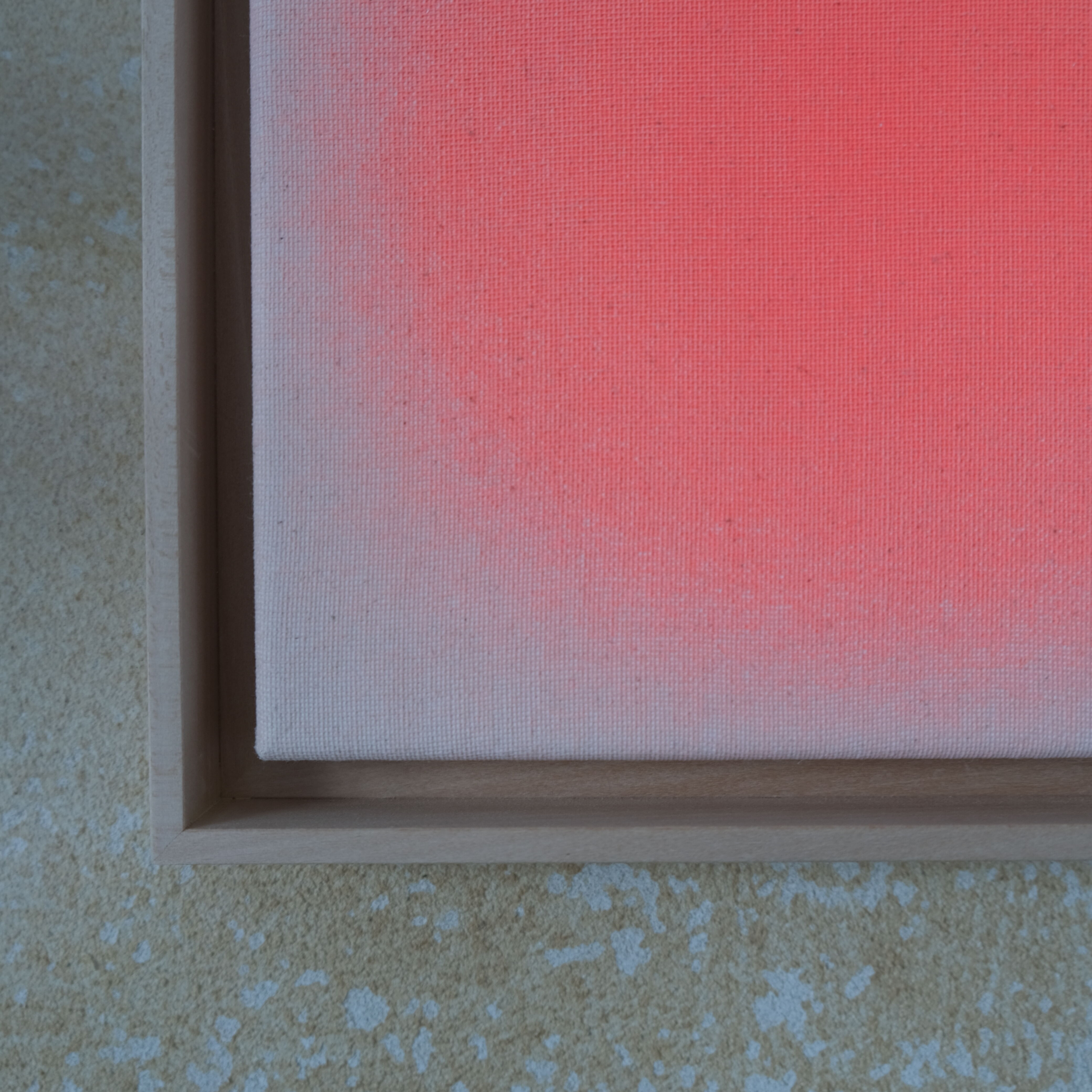 Quadratisches Kunstwerk (20x20 cm) in einem hellen Lindenholzrahmen. Auf ungebleichter Leinwand leuchten über 70 handgegossene Apricot- und Orangetöne in zarten, sich überlagernden Schichten. Das Bild strahlt Leichtigkeit aus, die pastosen Farbschichten changieren je nach Lichteinfall, Rahmen warm naturfarben.