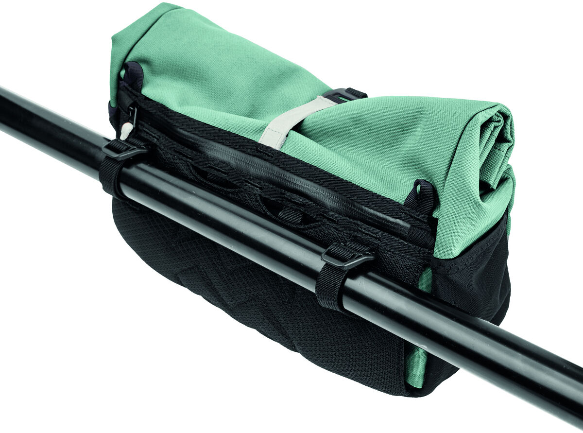Grüne und schwarze Lenkertasche »Piha« an einem Fahrradlenker befestigt. Die Tasche hat einen Reißverschluss und bietet Stauraum für Outdoor-Aktivitäten.