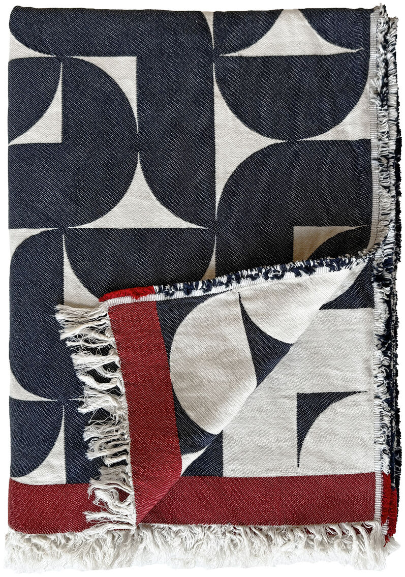 Eine hellgrau-cremefarbene Baumwolldecke »Stockholm« von Eagle Products liegt sorgfältig gefaltet auf einer neutralen Unterlage. Die Decke besticht durch ihr dezentes, modernes Design und weiche, natürliche Baumwollstruktur, ideal als Sofadecke oder Überwurf.