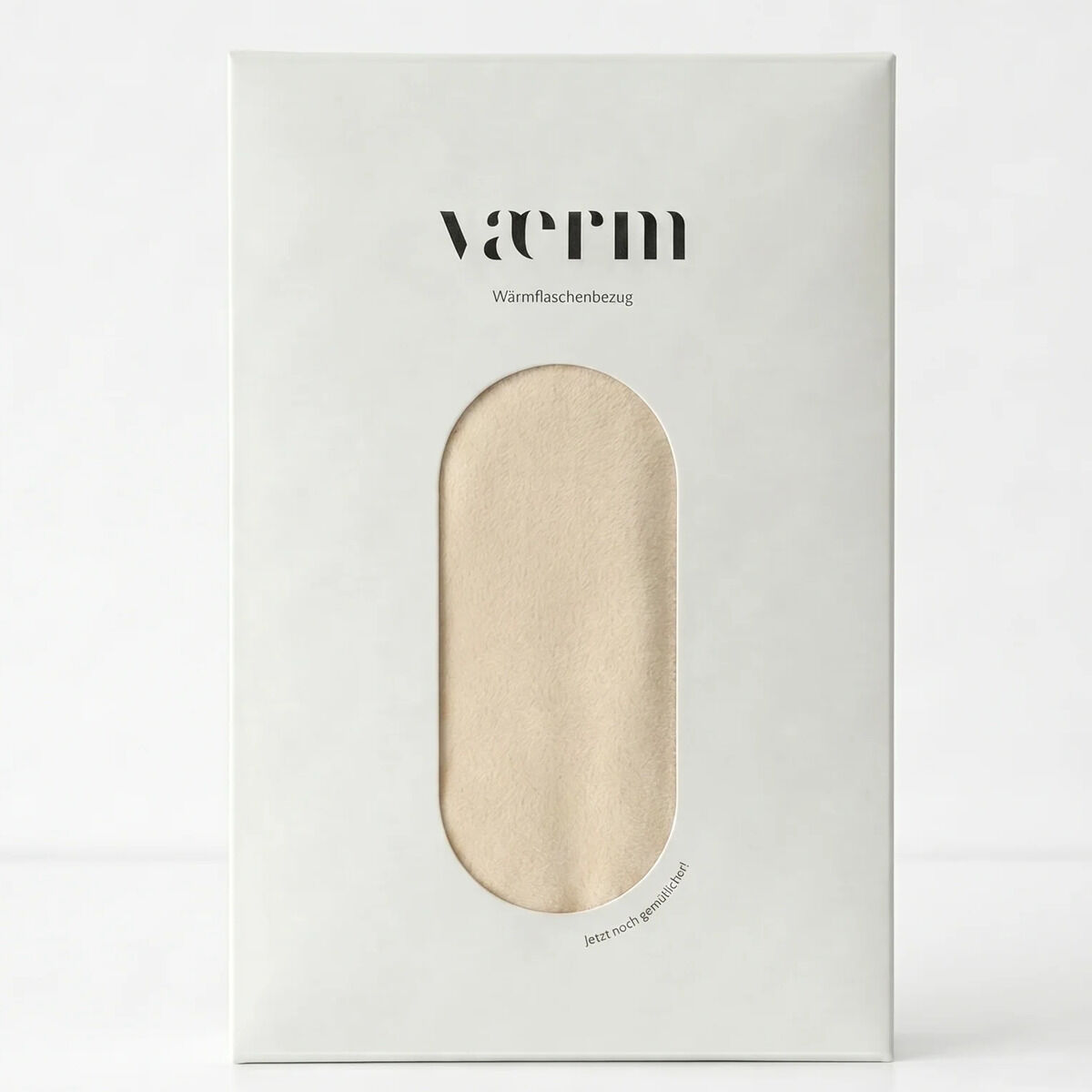 Die Verpackung des VAERM Bezugs für Wärmflaschen in Silk Cremeweiß ist minimalistisch gestaltet. Sichtfenster in der Vorderseite zeigt den weichen cremefarbenen Stoff. Schwarzer Aufdruck mit Produktname und dezentem Design, rechteckige Box, hochwertiger Eindruck.