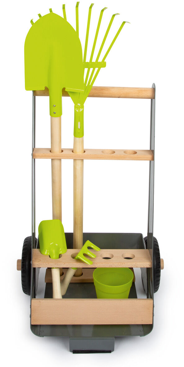Bild eines Gartentrolleys mit Werkzeug-Set für Kinder, bestehend aus einem grünen Eimer, Schaufeln, Rechen und Harke, montiert auf einem Rollwagen aus Holz und Metall.