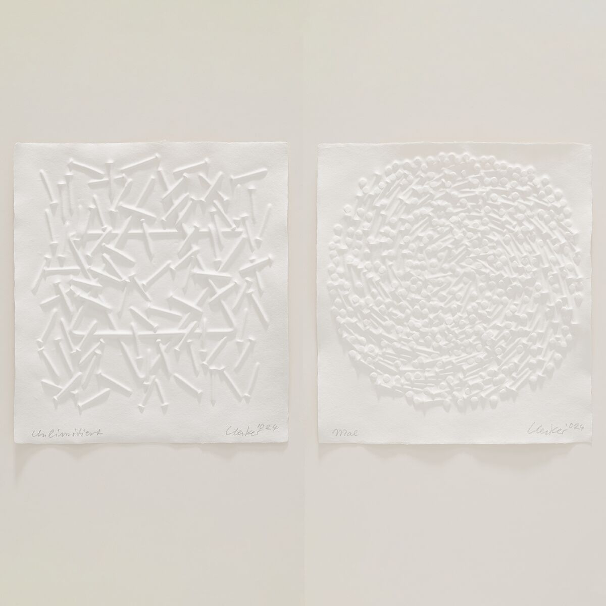 Zwei weiße Prägedrucke von Günther Uecker, die abstrakte Muster darstellen. Das linke Muster besteht aus sich kreuzenden Linien, während das rechte Muster eine spiralförmige Anordnung von Texturen zeigt.