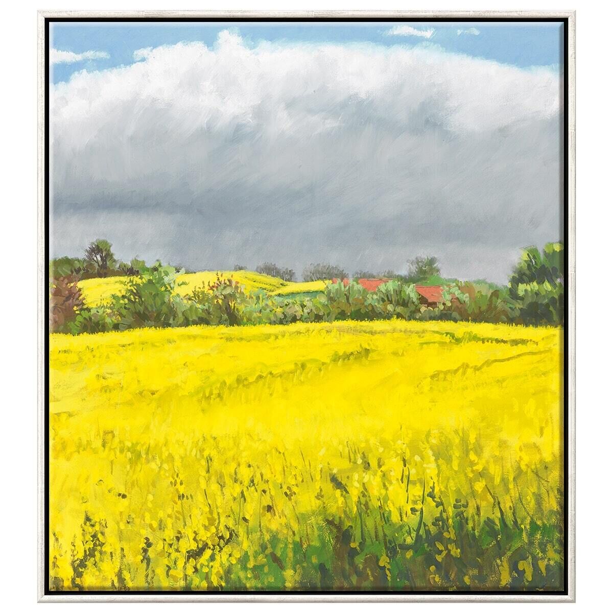 Eine Landschaftsmalerei aus dem Jahr 2010 von Frank Suplie mit dem Titel »Sommertag – Es wird gleich regnen«. Das Bild zeigt ein weites, gelbes Feld unter einem bewölkten Himmel. Im Hintergrund sind grüne Bäume und einige rote Dächer zu sehen.