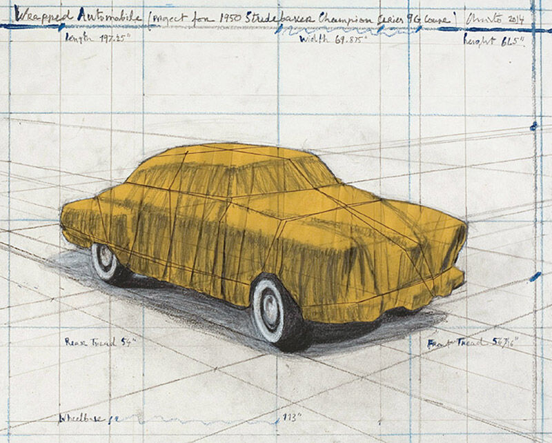 Künstlerische Darstellung eines verpackten Automobils, Projekt für einen Studebaker, von Christo. Das Auto ist in einem gelben Tuch eingewickelt und auf eine Rasterzeichnung skizziert. Der Hintergrund ist in Blau, Schwarz und Weiß gehalten und zeigt technische Illustrationen und Beschriftungen.