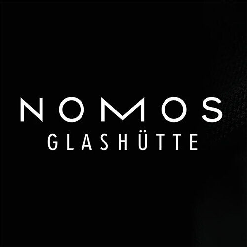 Schwarzes Quadrat mit dem weißen Schriftzug „NOMOS GLASHÜTTE“ in moderner, serifenloser Typografie. Die Buchstaben sind klar, gleichmäßig und mit weitem Zeilenabstand angeordnet. Reduziertes, elegantes Design, geeignet für Luxusuhrenmarken.