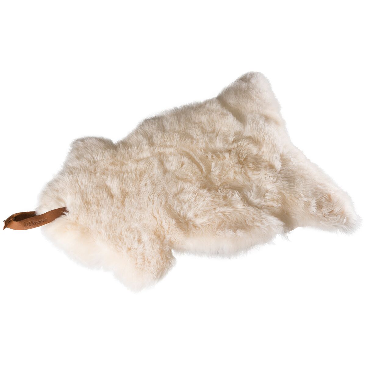 Ein cremefarbenes, weiches Schafsfell mit einer braunen Lederschlaufe an einer Ecke, ausgebreitet vor weißem Hintergrund. Das Fell wirkt flauschig und hochwertig verarbeitet.