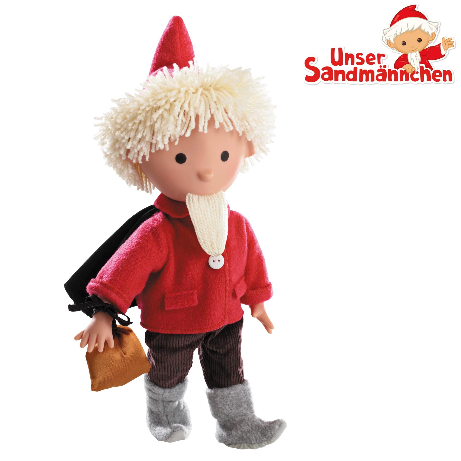 Stoffpuppe des Sandmanns mit rotem Mantel, spitzer Mütze, weißem Bart, brauner Tasche und grauen Stiefeln. Die Puppe steht aufrecht und trägt einen kindgerechten, freundlichen Gesichtsausdruck. Im Hintergrund oben rechts ist das Logo 'Unser Sandmännchen' mit einer kleinen Zeichnung des Sandmanns zu sehen.