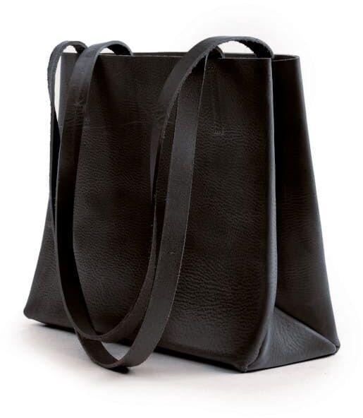Eine stilvolle, schwarze Ledertasche mit langen Tragegurten und einem minimalistischen Design, perfekt für den täglichen Gebrauch.